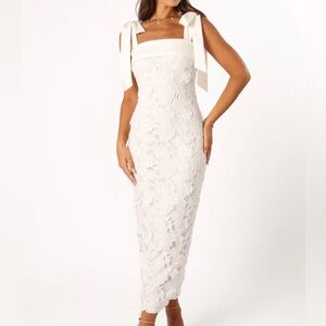 Beautiful white dress! Worn once for engagement photos and absolutely loved it.